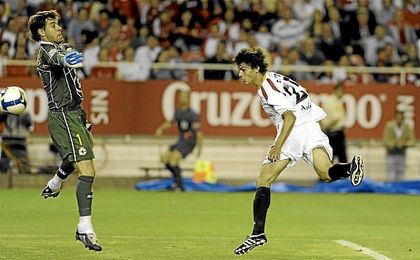 Perotti, remata de cabeza ante Aranzubia en el Sevilla-Deportivo de la 08/09. Perotti, remata de cabeza ante Aranzubia en el Sevilla-Deportivo de la 08/09.