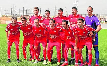 En la imagen, el once del Utrera que saltó a la Carretera de Utrera el pasado sábado ante el Sevilla C. En la imagen, el once del Utrera que saltó a la Carretera de Utrera el pasado sábado ante el Sevilla C.