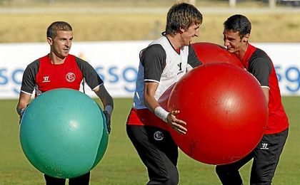Javi Varas, junto a Julián y Sergio Rico en un entrenamiento. Javi Varas, junto a Julián y Sergio Rico en un entrenamiento.