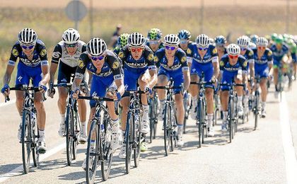 El pelotón durante la decimoctava etapa. El pelotón durante la decimoctava etapa.