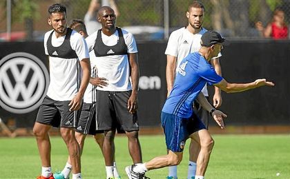 Garay y Mangala atienden a las explicaciones de Ayestarán. Garay y Mangala atienden a las explicaciones de Ayestarán.