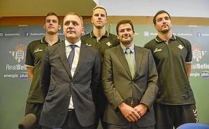 Fernando Moral junto a Ramón Alarcón, Nachbar, Sánchez y Radicevic. Fernando Moral junto a Ramón Alarcón, Nachbar, Sánchez y Radicevic.