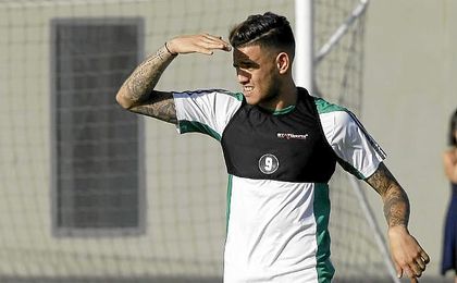 Sanabria, en un entrenamiento del Betis. Sanabria, en un entrenamiento del Betis.