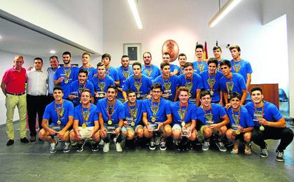 Los juveniles tomareños, con el alcalde de la localidad aljarafeña. Los juveniles tomareños, con el alcalde de la localidad aljarafeña.