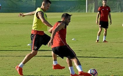 Vitolo y Mercado pugnan por el esférico Vitolo y Mercado pugnan por el esférico