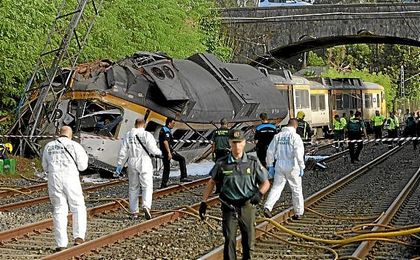 Identificados los 4 muertos: el maquinista, un turista americano, el interventor de Renfe y un joven de Vigo Identificados los 4 muertos: el maquinista, un turista americano, el interventor de Renfe y un joven de Vigo