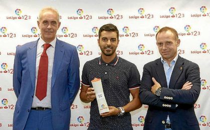 Ángel recibe el galardón de mejor jugador de agosto. Ángel recibe el galardón de mejor jugador de agosto.