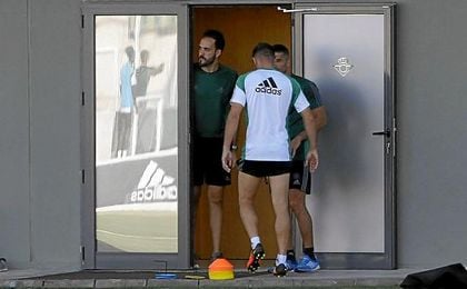 El jugador del Betis, Joaquín Sánchez,se retira al vestuario antes de acabar la sesión de entrenamiento. El jugador del Betis, Joaquín Sánchez,se retira al vestuario antes de acabar la sesión de entrenamiento.