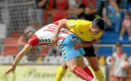 Cotán lucha por el esférico ante un rival lucense. Cotán lucha por el esférico ante un rival lucense.