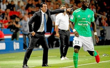 Emery, ante el Saint-Étienne en la banda del Parque de los Príncipes. Emery, ante el Saint-Étienne en la banda del Parque de los Príncipes.