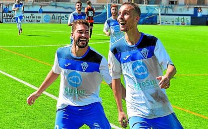 Los futbolistas del Castilleja se acercan a felicitar a Carlitos tras su gol a la Lebrijana. Los futbolistas del Castilleja se acercan a felicitar a Carlitos tras su gol a la Lebrijana.