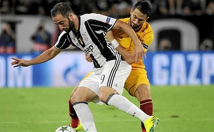 Higuaín y Pareja pelean por un balón. Higuaín y Pareja pelean por un balón.