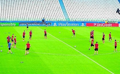 El Sevilla se ejercitó ayer en el escenario del encuentro, el Jueventus Stadium. El Sevilla se ejercitó ayer en el escenario del encuentro, el Jueventus Stadium.