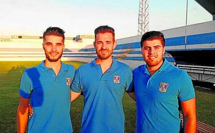 Antonio Bueno y Juan Anguas flanquean en el césped del Manuel Leonardo Ventura a su entrenador, José Julio Monsalves. Antonio Bueno y Juan Anguas flanquean en el césped del Manuel Leonardo Ventura a su entrenador, José Julio Monsalves.