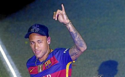 Neymar, cuyo fichaje podría traer aún sanciones. Neymar, cuyo fichaje podría traer aún sanciones.