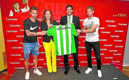 Rubén Castro, Marta García, Ramón Alarcón y Darko Brasanac posan en el acto con Cruzcampo. Rubén Castro, Marta García, Ramón Alarcón y Darko Brasanac posan en el acto con Cruzcampo.