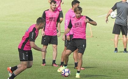 Samper durante una sesión de entrenamiento con el Granada. Samper durante una sesión de entrenamiento con el Granada.