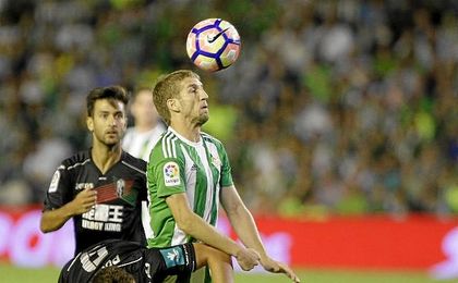 Brasanac se lleva un balón ante Bueno. Brasanac se lleva un balón ante Bueno.