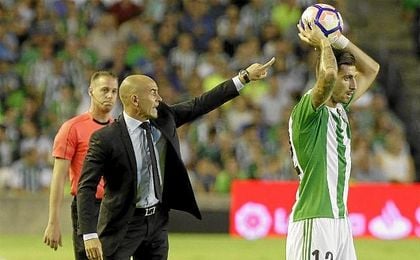 Jémez da instrucciones desde la banda del Benito Villamarín. Jémez da instrucciones desde la banda del Benito Villamarín.