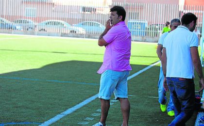 José Santizo, entrenador del Rinconada, atento a sus hombres ante el Brenes. José Santizo, entrenador del Rinconada, atento a sus hombres ante el Brenes.