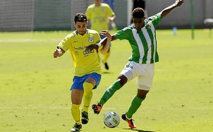 David Rodríguez le disputa el cuero a Junior. David Rodríguez le disputa el cuero a Junior.