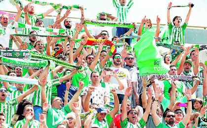 Los aficionados del Real Betis Balompié animarán a su equipo en el Sánchez-Pizjuán. Los aficionados del Real Betis Balompié animarán a su equipo en el Sánchez-Pizjuán.
