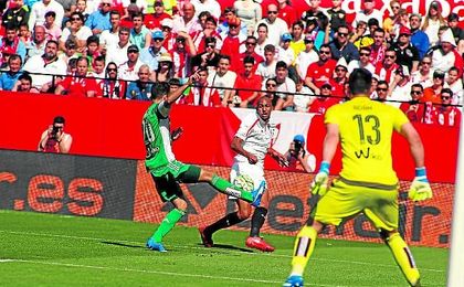 El sevillista N´Zonzi y el bético Pezzella son dos de los pocos debutantes del año pasado que podrán repetir en el derbi del próximo martes. El sevillista N´Zonzi y el bético Pezzella son dos de los pocos debutantes del año pasado que podrán repetir en el derbi del próximo martes.
