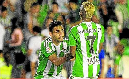 En la imagen, Petros y Musonda, dos de los 12 futbolistas foráneos pertenecientes a la plantilla bética. En la imagen, Petros y Musonda, dos de los 12 futbolistas foráneos pertenecientes a la plantilla bética.