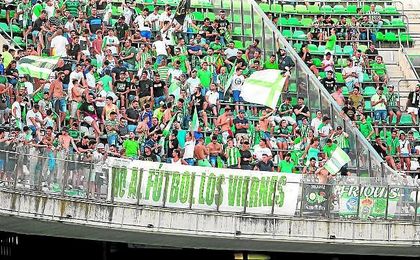Varios miembros del colectivo de aficionados béticos promotor de la ´tarjetada´ de hoy. Varios miembros del colectivo de aficionados béticos promotor de la ´tarjetada´ de hoy.