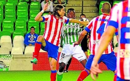 La mano de Filipe Luis contra el Betis que no consideró punible Álvarez Izquierdo. La mano de Filipe Luis contra el Betis que no consideró punible Álvarez Izquierdo.