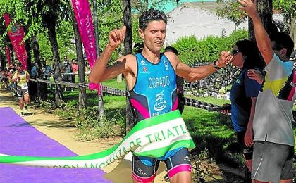 Rafael Curado fue el primer participante en cruzar la línea de meta en Los Palacios y Villafranca. Rafael Curado fue el primer participante en cruzar la línea de meta en Los Palacios y Villafranca.