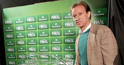 Alfonso no pierde su cariño por el Betis. Alfonso no pierde su cariño por el Betis.