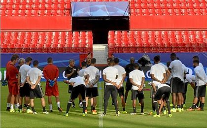 El Olympique de Lyon se entrenó por última vez en el Sánchez-Pizjuán antes del partido contra el Sevilla FC. El Olympique de Lyon se entrenó por última vez en el Sánchez-Pizjuán antes del partido contra el Sevilla FC.