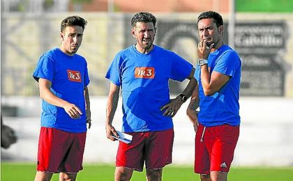 Diego Román, entrenador del Gerena (en el centro), junto a parte de su cuerpo técnico, durante un entrenamiento de los mineros. Diego Román, entrenador del Gerena (en el centro), junto a parte de su cuerpo técnico, durante un entrenamiento de los mineros.