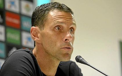 Gustavo Poyet, en sala de prensa. Gustavo Poyet, en sala de prensa.