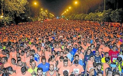 Una vez más, las calles de Sevilla se llenarán de 25.000 atletas, entre profesionales y amateurs, que disfrutarán del recorrido de 8,5 kilómetros. Una vez más, las calles de Sevilla se llenarán de 25.000 atletas, entre profesionales y amateurs, que disfrutarán del recorrido de 8,5 kilómetros.