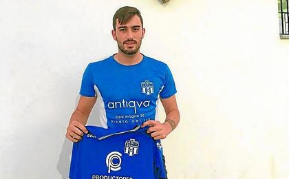 Rafa Villanueva posa con la camiseta de su nuevo club, el Alcalá del Río. Rafa Villanueva posa con la camiseta de su nuevo club, el Alcalá del Río.