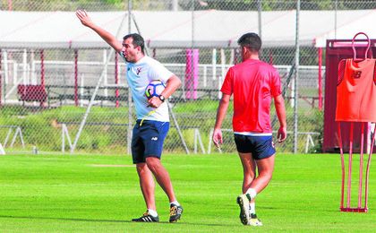 Diego Martínez ha citado a 19 jugadores, entre ellos el atacante Rubén, del Sevilla C. Diego Martínez ha citado a 19 jugadores, entre ellos el atacante Rubén, del Sevilla C.