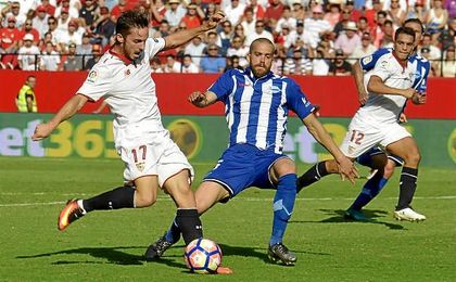 Laguardia intenta bloquear un disparo de Sarabia. Laguardia intenta bloquear un disparo de Sarabia.
