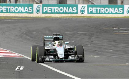 Lewis Hamilton rodando en el circuito de Malasia. Lewis Hamilton rodando en el circuito de Malasia.