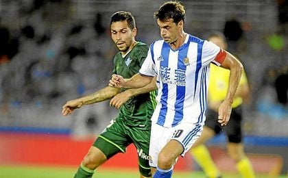 Petros presiona a Xabi Prieto. Petros presiona a Xabi Prieto.