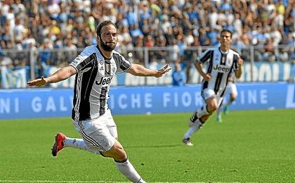 Higuaín celebra uno de sus dos goles ante el Empoli. Higuaín celebra uno de sus dos goles ante el Empoli.