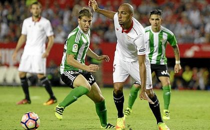 N´Zonzi conduce el balón en el partido ante el Betis. N´Zonzi conduce el balón en el partido ante el Betis.