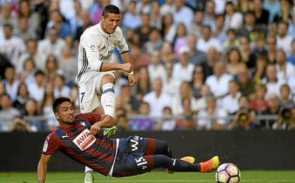 Mauro Dos Santos se cruza ante un disparo de Cristiano Ronaldo. Mauro Dos Santos se cruza ante un disparo de Cristiano Ronaldo.