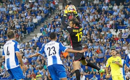 Diego López ataja un balón en el partido de esta noche. Diego López ataja un balón en el partido de esta noche.