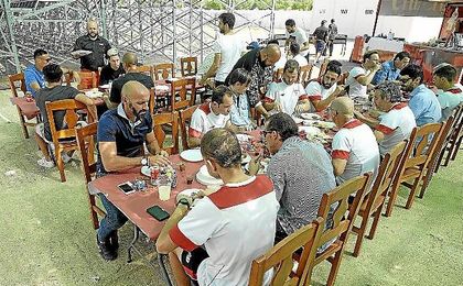 Imagen del almuerzo del primer plantel sevillista. Imagen del almuerzo del primer plantel sevillista.