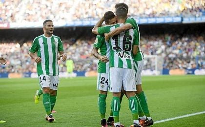 Los jugadores del Betis celebran el tanto de Rubén Castro en el Camp Nou. Los jugadores del Betis celebran el tanto de Rubén Castro en el Camp Nou.