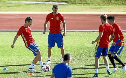 Vitolo, junto a Ander Herrera en un rondo del entrenamiento. Vitolo, junto a Ander Herrera en un rondo del entrenamiento.