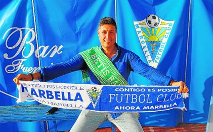 Teo Bravo con la bufanda del Marbella. Teo Bravo con la bufanda del Marbella.