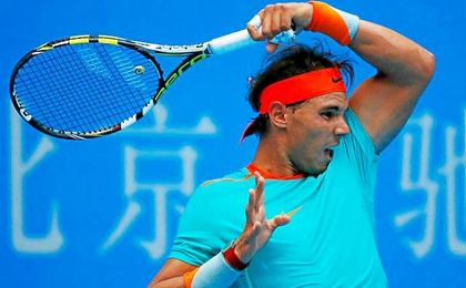 Nadal golpea una bola en el Abierto de Pekín. Nadal golpea una bola en el Abierto de Pekín.